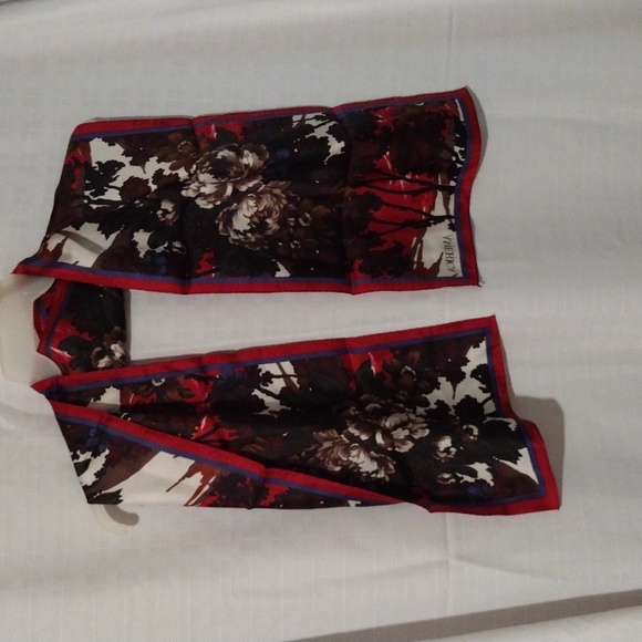 Scenic 12" by 52" oblong Perry Ellis America scarf - Picture 3 of 3